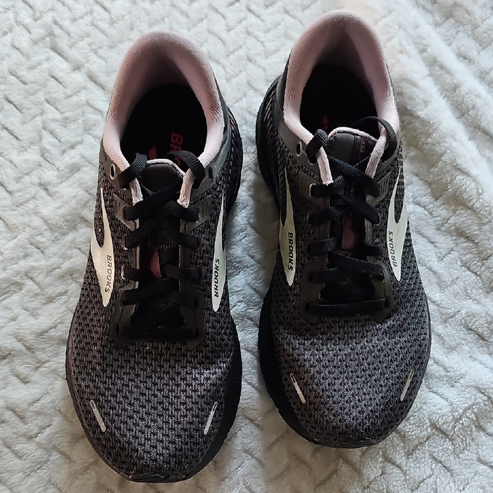 Brooks Women's Black and Gray Athletic Shoes